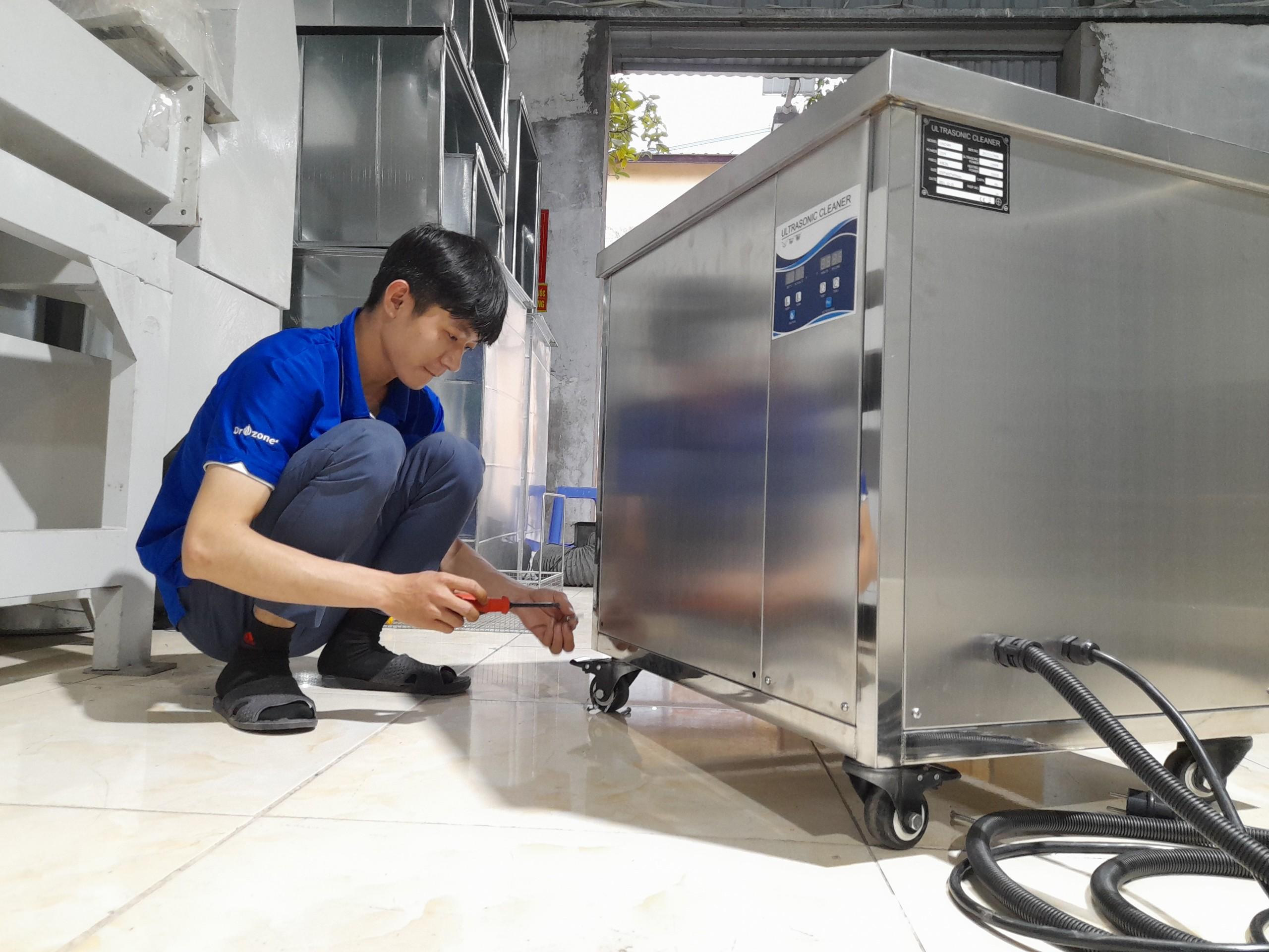 Ứng dụng thực tế của máy rửa siêu âm trong ô tô y tế và cơ khí